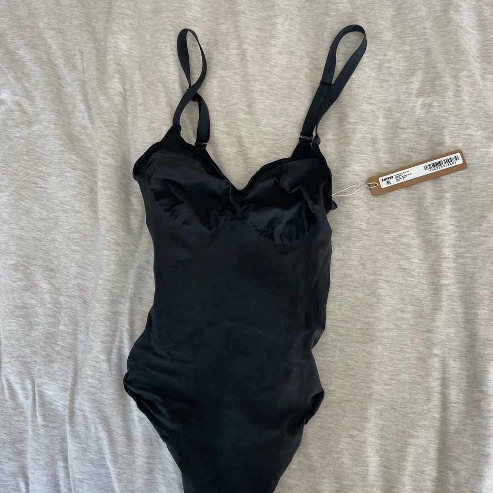 SKIMS everyday sculpt bodysuit NWT